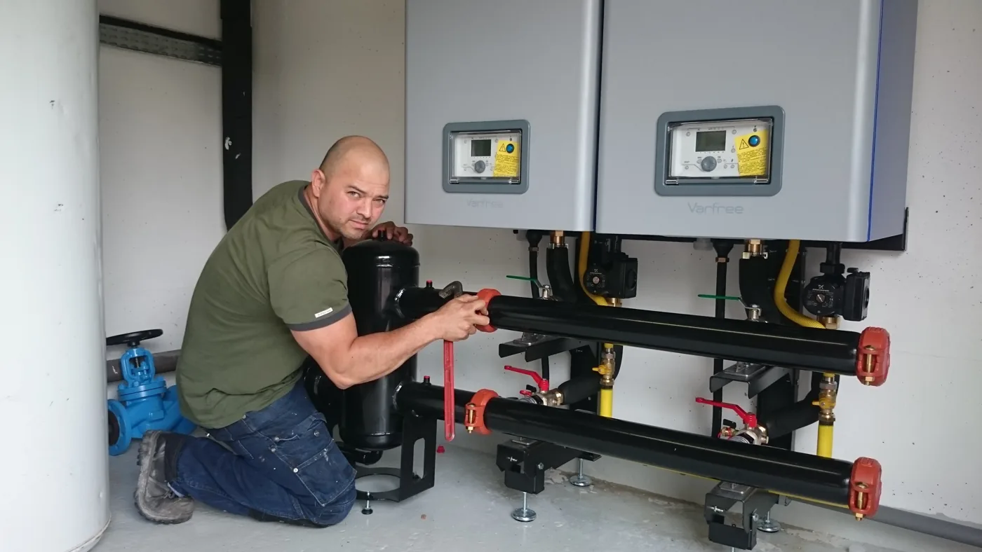 Technicien frigoriste au travail